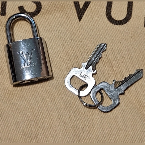 Louis Vuitton Silver Tone Lock and Keys 315 - Picture 4 of 4